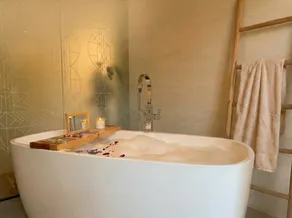 Suite au premier étage, 35m², salle de bain attenante avec baignoire et douche à effet pluie. - Image 5