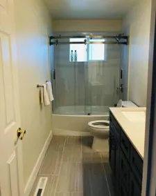Modern Stylish Unit w/ Parking Perfect for Group - Image 3