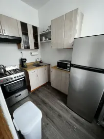 Quiet Vintage Apartment - Image 5