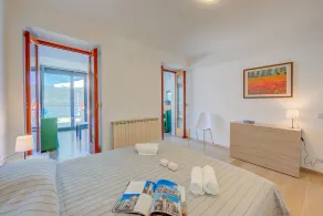 Red House: Beachfront Terrace & Private Beach - Happy Rentals - Image 5