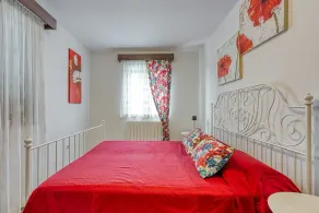 Charming apartment with balcony and pool - Image 4
