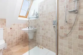 Charming Cotswold Stone Cottage with 3 Large En-Suite Bedrooms and Pretty Garden - Image 4