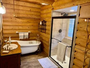 Custom, Spacious Lake-Front Log Cabin Estate: Hot Tub Shuffleboard & Pool Table - Image 4