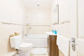 CENTRAL LOCATION 2 BED APT  Fast WIFI & TV&KITCHEN - Image 3