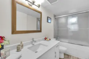 Great Location in North Vancouver only few minutes to Downtown Vancouver - Image 4