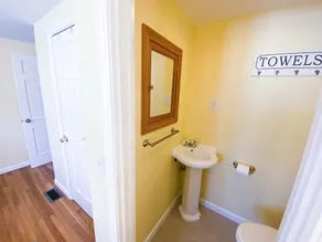 3 BR, 1.5 Bath, OD shower - 4 Min. Dr To Beaches & 8 Min. to Island Queen Ferry! - Image 5