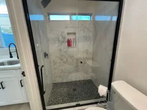Newly renovated studio apartment 1 mile to HWY 99 - Image 2