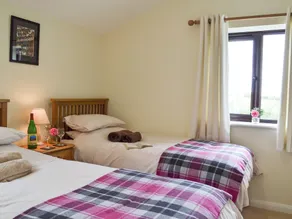 2 bedroom accommodation in Wadhurst, near Tunbridge Wells - Image 5