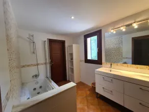 Large villa with pool and jacuzzi in a residential area - Image 4