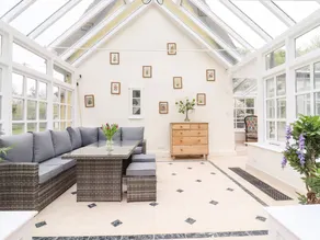 THE ABBEY COTTAGE, pet friendly, with hot tub in Windsor Green - Image 4