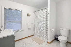3Bed Cozy House in Quiet Neighborhood - Image 3