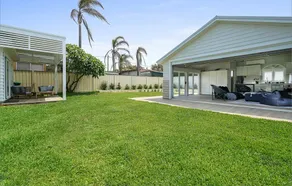 A Luxurious Beachfront Getaway - Image 4