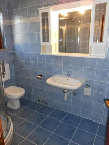Spacious apartment with sea views and air conditioning - Image 2