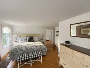 Secluded Gem Prime Location. 5 Min Walk to Beach & Main Street. - Image 4