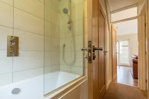 En vackert renoverad villa i ett centralt men mycket lugnt läge - Image 3