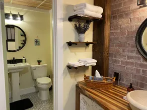 Downtown studio apartment walking distance to restaurants and shops - Image 2