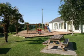Detached house in family friendly village with shared use of indoor heated pool - Image 3