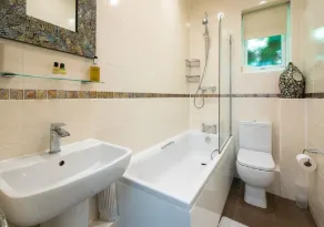 New Forest cottage, sleeps up to 10. Looks directly on to the Forest - Image 4
