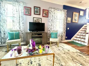 Unique, colorful, fun MidCity home with high ceilings, steps from the top cafés. - Image 2