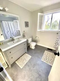 Beautiful All Season Cottage with a Hot Tub - Image 3