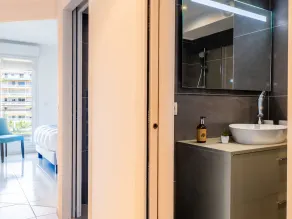 3-Room Luxury Apartment with Pool and Sea View Steps from the Beach - Image 3