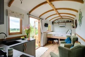 The Acorn - Luxury Shepherds Hut hot tub panoramic views - Image 4