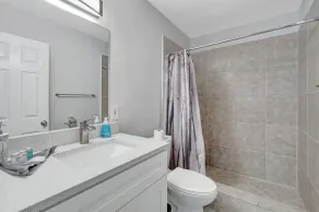Gorgeous spacious  2bd 2bath sleeps 6 private yard, parking, gas grill, dogs ok - Image 3