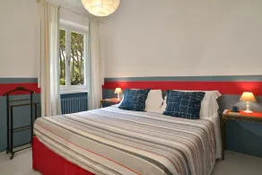 House with 6 Bedrms, 5 Bathrms, 5min walk trough a private grove to the beach - Image 5