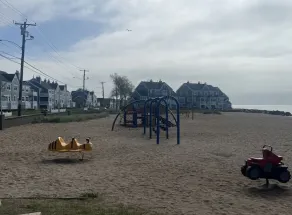 Cozy Home Right on Cosey Beach - Image 2