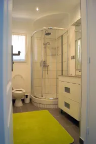 Villa mit Bäumen, Schwimmbad und Spa. - Image 3