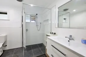Indoor/outdoor pet-friendly beach house next to world-class beach and river. - Image 2