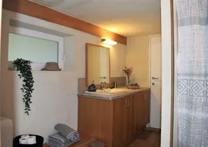 Spacieux Logement Indépendant Dans Propriété Verdoyante - Image 2