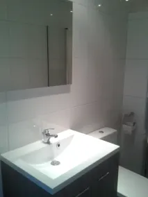Bangalô moderno com estacionamento, amplo jardim, à beira-mar, são permitidos animais - Image 3