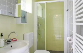 Lovely home in Bruinisse with kitchen - Image 2