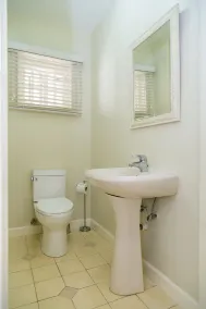 Captivating 2-Bed Town-House in Kingston - Image 5