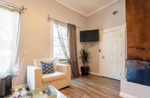 Perfect for business trips, conventions & fun getaways — just a minute’s walk to the San Diego Convention Center, PETCO PARK, nightlife, and public transit. Includes secure, free parking for one vehicle plus a dedicated workspace and high-speed Wi-Fi - Image 5