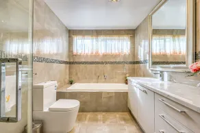 Doncaster Bright Modern Retreat Townhouse U1 - Image 2