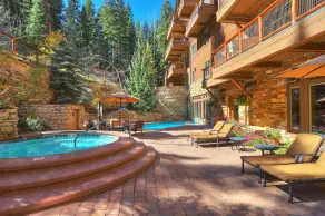 Oversized Luxury Ski in Ski out/Shared Pool and Hot Tub/Private Deck - Image 4