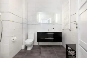 Modern Apartment | 2 Bedrooms | River and Harbour View - Image 2