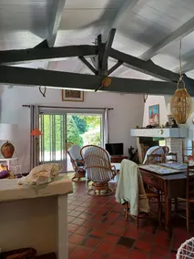 Villa with a large, tree-lined garden near the beach - Image 5