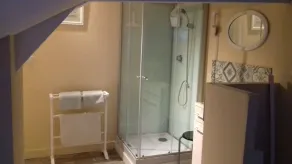 Chambre blanche avec salle d'eau et WC privés - Image 2