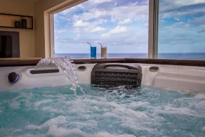 Brand new luxurious sea front apartment - Image 5