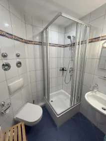 Appartement maisonnette 70m² avec WiFi, 2x douche & WC et 2 chambres central - Image 3