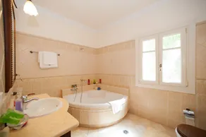 4 bedroom beach front Luxury Villa - Image 4