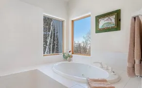 Beautiful home with views - Image 2