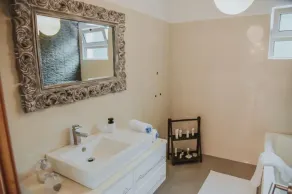 Beautiful large property with private heated pool - Image 2