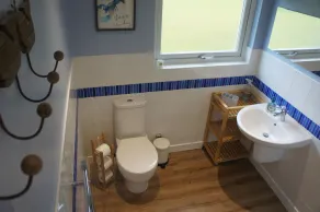 Gammelt skolehus med fantastisk udsigt over bjergene og bjergene - Image 2