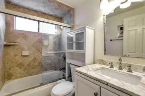 Ideal location close to shopping , parks, lake. - Image 4