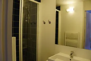 Appartement Confortable au Calme | Parking Gratuit - Image 5