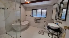 Spacious and secure modern home with exquisite views  - Image 5